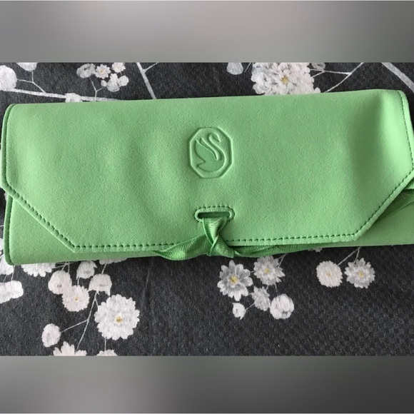 BNIB SWAROVSKI EARRINGS - Picture 9 of 12